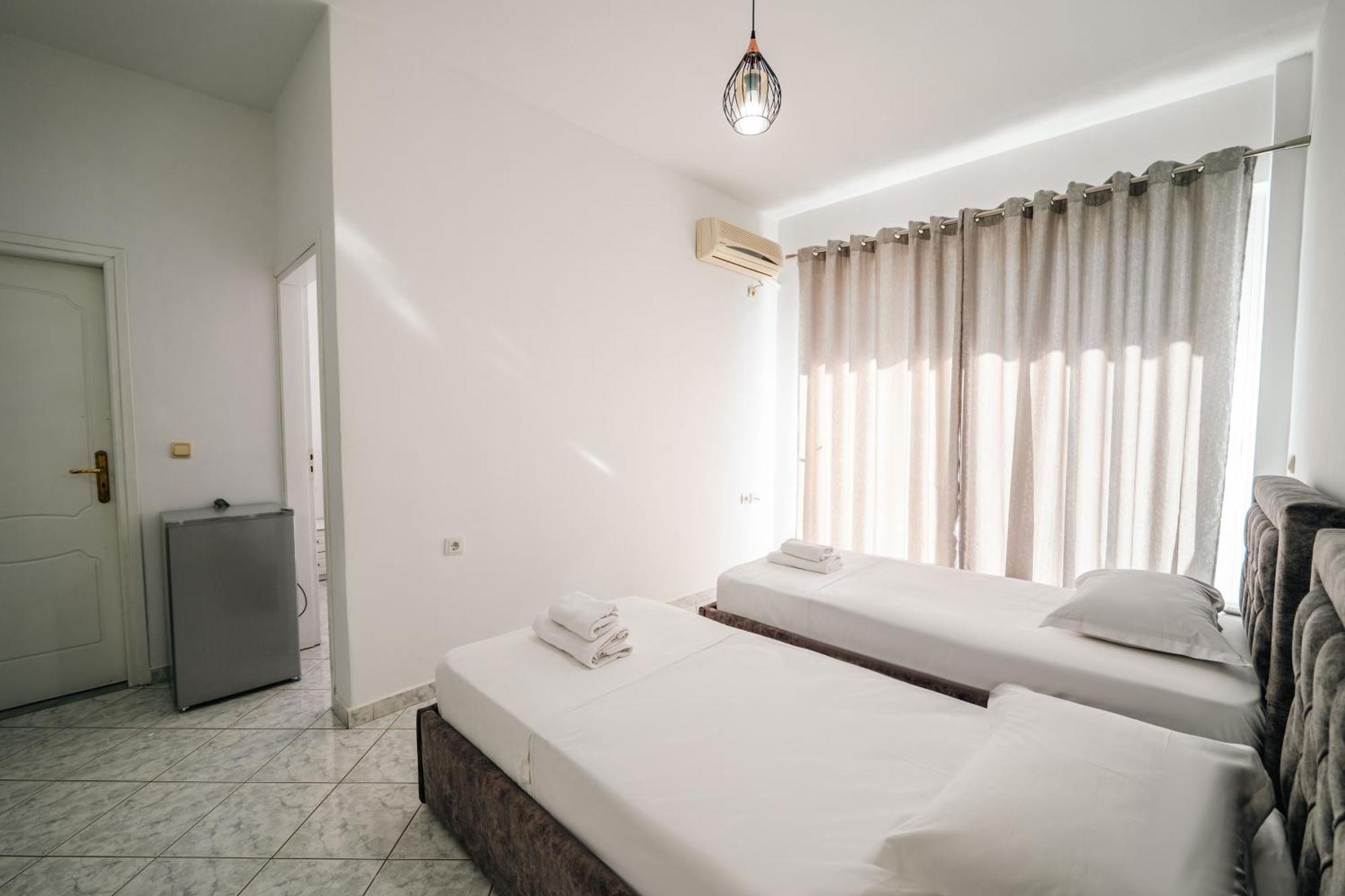 Alnes Hotel Sarande Exterior photo